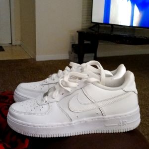 LIKE NEW!! WHITE AIR FORCE ONE'S!! Size 5Y